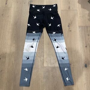 Noli birds of paradise leggings. S black and grey cholo scheme.